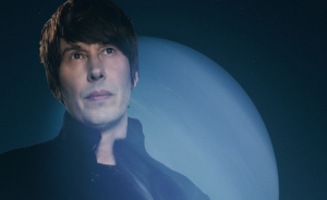 Brian Cox, który inspiruje ludzi na całym świecie do odkrywania tajemnic Wszechświata prezentuje spektakularne naukowe widowisko / show Emergence World Tour 2026